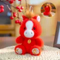 Dettaglio di un portachiavi a forma di cavallo di peluche rosso con accenti floreali e ciondolo - 10cm / Cavallo Rosso Floreale