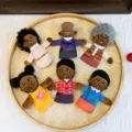 Set de 6 marionetas de dedo de felpa familia africana para educación temprana y cuentos. - Familia Africana / Juego de 6