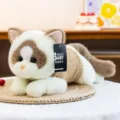 Primer plano de un gato de peluche realista con un suéter de punto sobre una alfombra - 30cm / Blanco Roto