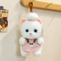 Simpatico portachiavi a forma di gatto in peluche bianco con grembiule rosa a righe - Gatto / Bianco