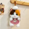 Simpatico ciondolo gatto in peluche tricolore con grembiule a righe rosse e cinturino - Gatto / Tricolore