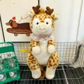 Detailaufnahme eines niedlichen Giraffen-Plüschrucksacks mit rosa Spitzen-Schleifen-Deko - Rosa