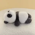 Simpatico poggiapolsi in peluche a forma di panda, morbida pelliccia bianca e nera - Panda sdraiato