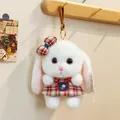 Simpatico portachiavi con coniglio di peluche con vestito a quadri rossi e un fiocco - Coniglio di latte / Bianco