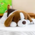 Adorable peluche de perro beagle marrón y blanco en posición tumbada para regalo infantil - Perro Marrón / 25cm