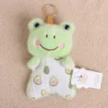 Süßer grüner Frosch-Plüsch-Schlüsselanhänger mit weichem Avocado-Druck-Kleid und Goldring - Frosch