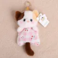 Niedlicher dreifarbiger Plüschkatzen-Schlüsselanhänger mit Kirschmuster-Outfit - Katze