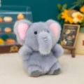 Adorabile portachiavi mini elefante di peluche grigio con pelliccia morbida e orecchie rosa - 10cm / Elefante
