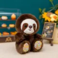 Adorabile mini bambola di peluche bradipo marrone con dettagli floreali sui piedi - 10cm / Bradipo