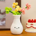 Simpatico peluche con fiori di tulipano in un vaso bianco con faccina sorridente d'arredo - Stile Vaso di Orchidee