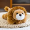 Adorable león de peluche tumbado con melena suave, ideal para decoración o regalo - León / 20cm