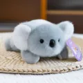 Adorable peluche de koala gris en posición tumbada con una textura de piel muy suave - Koala / 20cm