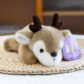 Adorable peluche de ciervo tumbado con suave pelaje marrón y astas para decoración - Ciervo / 20cm