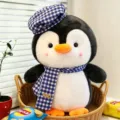 Süßes großes Pinguin-Plüschtier mit blau kariertem Hut und Schal in einem Korb - 25cm / Blauer Karohut