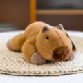 Adorable peluche de capibara en posición tumbada, regalo ideal para amantes de los animales - Capybara / 20cm