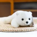 Lindo oso polar de peluche acostado con pelaje blanco esponjoso y dulce sonrisa - Oso polar / 20cm