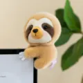 Adorable plush sloth clip toy designed for computer monitor or home curtain decoration - Sloth / 10cm