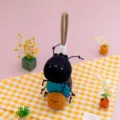 Süßer Plüsch-Käfer-Schlüsselanhänger in Blau und Schwarz mit einem lächelnden Ball-Detail - Mistkäfer
