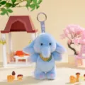 Süßer hellblauer Plüsch-Elefant Schlüsselanhänger mit dekorativem Schal - Puff Elefant
