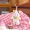 Süßer dreifarbiger Plüschkatzen-Schlüsselanhänger mit Happy Day Halstuch und MRF Band - Puff Katze
