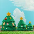 Set aus drei grünen Plüsch-Weihnachtsbäumen in verschiedenen Größen für die Weihnachtsdeko - 23cm / S