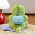 Lindo juguete de dinosaurio de peluche verde con un pequeño accesorio de mochila azul. - Estilo Mochila Azul / 15cm
