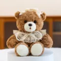 Süßer brauner Teddybär aus Plüsch mit cremefarbener Schleife und einem Perlenkragen - 15cm / Perlenschleife