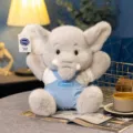 Morbido peluche di elefante grigio con simpatica salopette celeste e maglietta - Sportivo / Grigio / 32cm