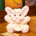 Morbido elefante di peluche rosa con un pigiama a fiori gialli e berretto da notte - Stile pigiama / Rosa / 32cm