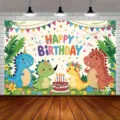 Süßer Dinosaurier Geburtstags-Hintergrund mit bunten Cartoon Illustrationen und Text - Dinosaurier-Themenstil (SBJ-010) / 95x75cm