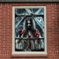 Halloween-Fensterposter mit gruseligem Geist und Bluteffekt für Spukhäuser Deko - Blutiger Weiblicher Geist (C-004) / 120x80cm