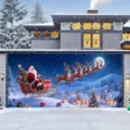 Großes Weihnachtsgaragentorbanner mit Weihnachtsmann und Rentierschlitten im Nachtdesign - Weihnachtsmann-Schlitten über dem Dorf (CK-010) / 400x180cm