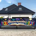 Farbenfrohes Schulanfangsbanner mit Bienvenidos-Schriftzug und bunten Schulmotiven - Spanisch Willkommen Stil (SHF-003)