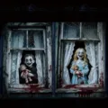 Gruseliges Halloween-Fensterbanner mit unheimlichen Kindern und blutigen Puppen. - Horror Puppe Kinder (C-004) / 120x80cm