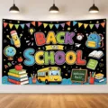 Farbenfroher Back to School Party-Hintergrund mit Cartoon-Bus und Schulmaterial - Schulbus Schulanfang Thema (SBJ-005) / 95x75cm