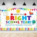 Farbenfroher Schulanfang Hintergrund für Klassenzimmer Party mit Sonne und Schulbedarf - Schulillustration Schulanfang Thema (SBJ-007) / 95x75cm
