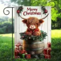 Bandera de jardín de Navidad con una vaca de las Tierras Altas en un barril y regalos - Vaca de las Tierras Altas (Q-001) / 30x45cm