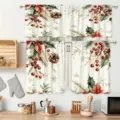 Set tende da cucina natalizie con stampe festive di agrifoglio, pigne e bacche rosse. - Mantovana 138x45cm / Rami di pino e pigne (CL-008)