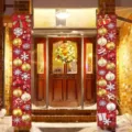 Zwei rote Weihnachts-Türbanner mit goldenen Ornamenten und Schneeflocken-Drucken - Traditioneller roter Weihnachtskugel Stil (SDL-013) / 30x150cm
