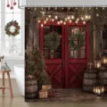 Weihnachts-Duschvorhang mit rustikalem rotem Stalltor und festlichem Baumdruck - Einzelner Duschvorhang 90x180cm / Retro-Landhaus-Weihnachtsstil (YL-003)