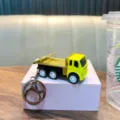 Gelber LKW Schlüsselanhänger, niedliches Metall Spielzeug Auto Modell Schlüsselring Anhänger. - Gelb