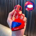 Llavero de casco de moto rojo brillante con visera azul y función de luz LED interna - Luminoso / Rojo