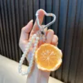 Realistische sinaasappel sleutelhanger met parelkoord en hartvormige karabijnhaak - 珍珠链橘子-橘色橘子