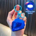 Llavero de casco de moto azul con luz LED, amuleto creativo para bolsa de casco - Luminoso / Azul