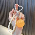 Creatieve sleutelhanger met nep-sinaasappel, parels en hartvormige karabijnhaak - 珍珠链橘子-橘肉