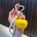 Creatieve gele citroen sleutelhanger met elegante parels en hartvormige haak - 珍珠链仿真苹果挂件-黄色