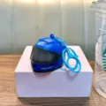 Cooler blauer Motorradhelm-Schlüsselanhänger mit LED-Licht und matter Oberfläche - Trendy Leuchtender Stil / Blau