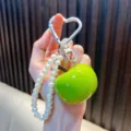 Schattige glanzende groene appel sleutelhanger met kralenkoord en hartvormige clip - 珍珠链仿真苹果挂件-绿色