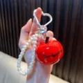 Rode appel sleutelhanger met elegante parels en hartvormige metalen karabijnhaak - 珍珠链仿真苹果挂件-红色