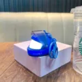 Blauer Mini Motorradhelm Schlüsselanhänger mit leuchtendem LED-Licht und Visier - Leuchtender Helm-Stil / Blau